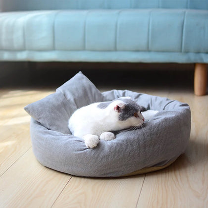 Round Pet Bed: Warm and fluffy fabric for nest body